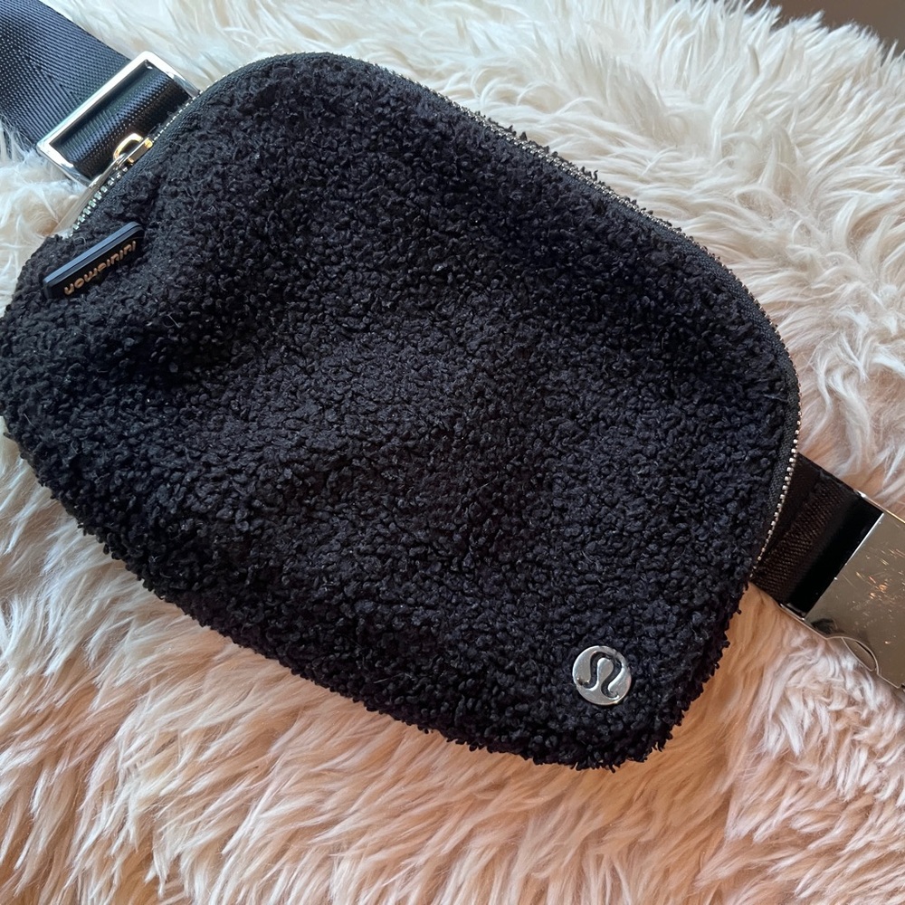 Lululemon Athleta Everywhere Sherpa belt bag 1.0L Black/silver buckle/logo.